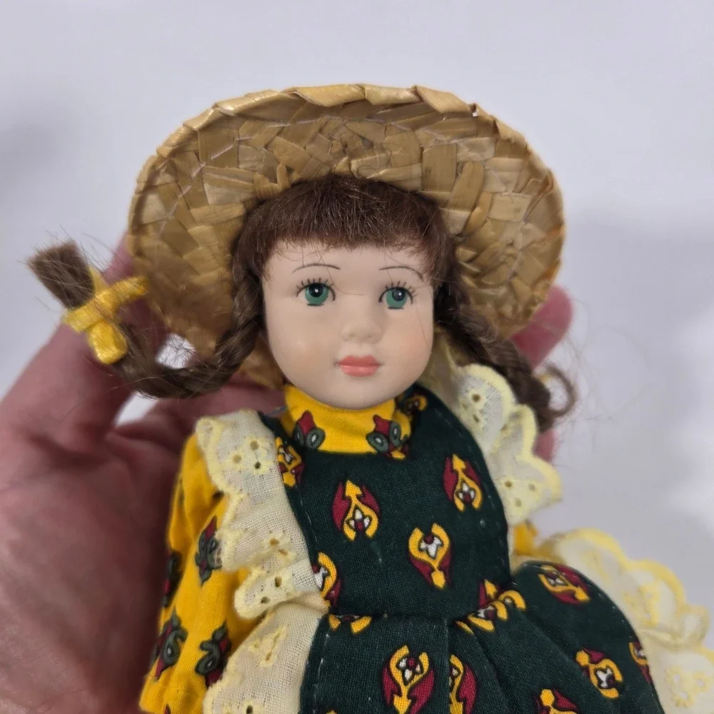 Les Poupees de Mado Porcelain Doll Articulated Yellow Floral Dress Straw Hat Box